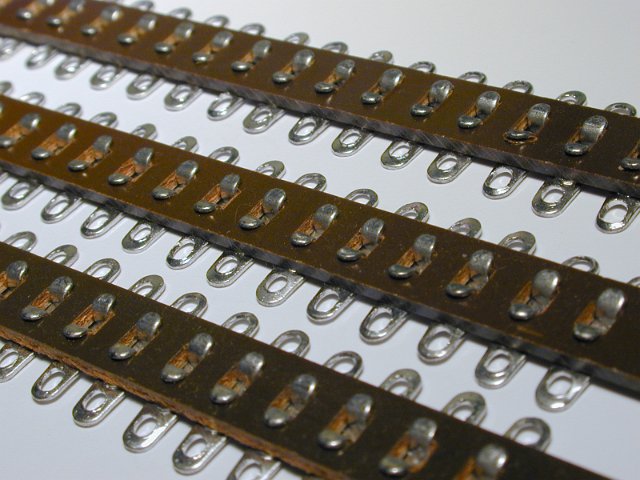 terminal connection strip for electronic circuits