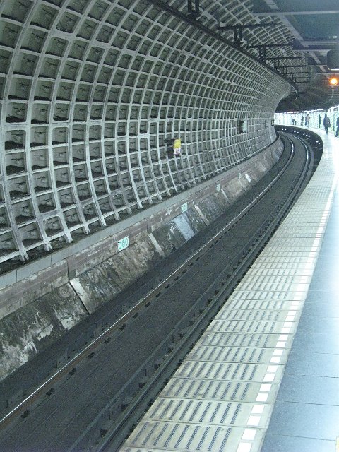 curved platform of a subway railway station