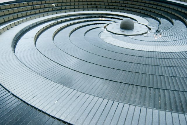 water running down a spiral water feature
